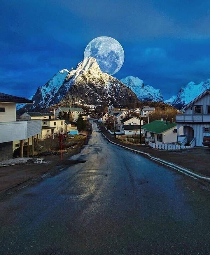 A full moon in Lofoten, Norway.jpg